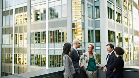 Gruppo di colleghi discutendo all'aperto