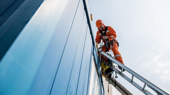 Konstruktion an der Seite des Gebäudes