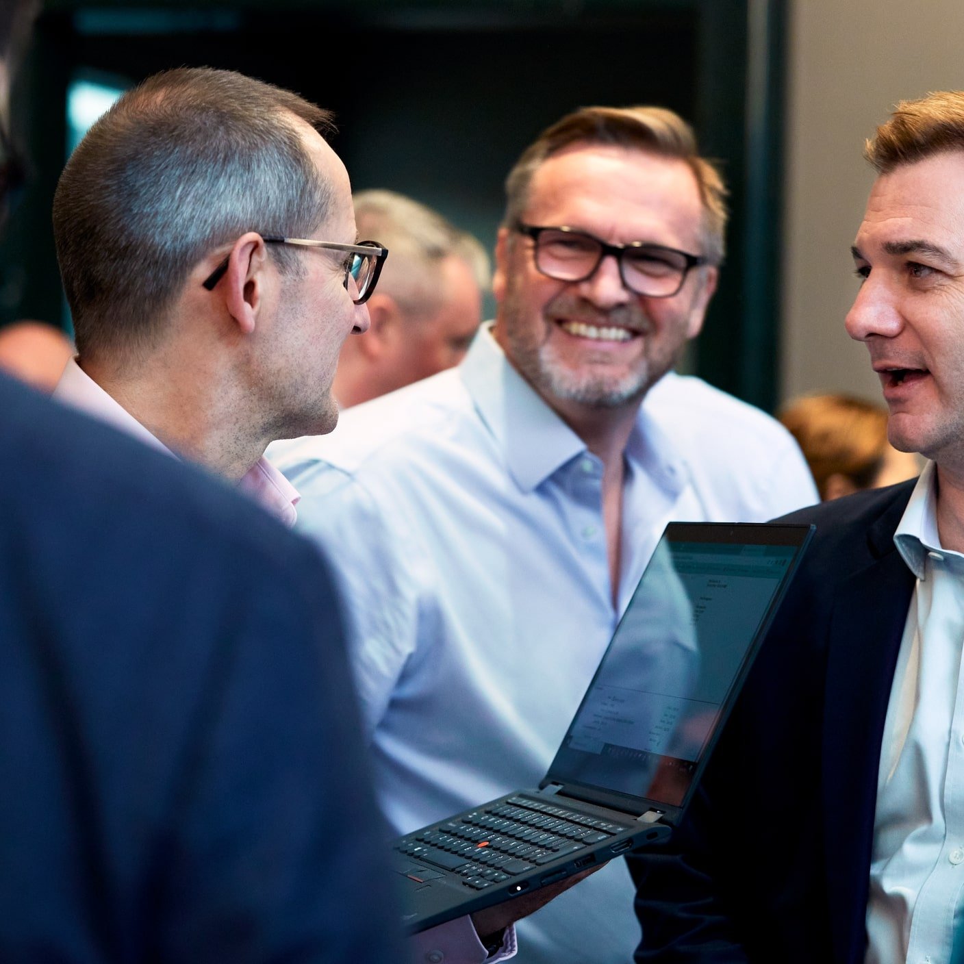 Uśmiechnięci pracownicy BSI prowadzący ożywioną dyskusję