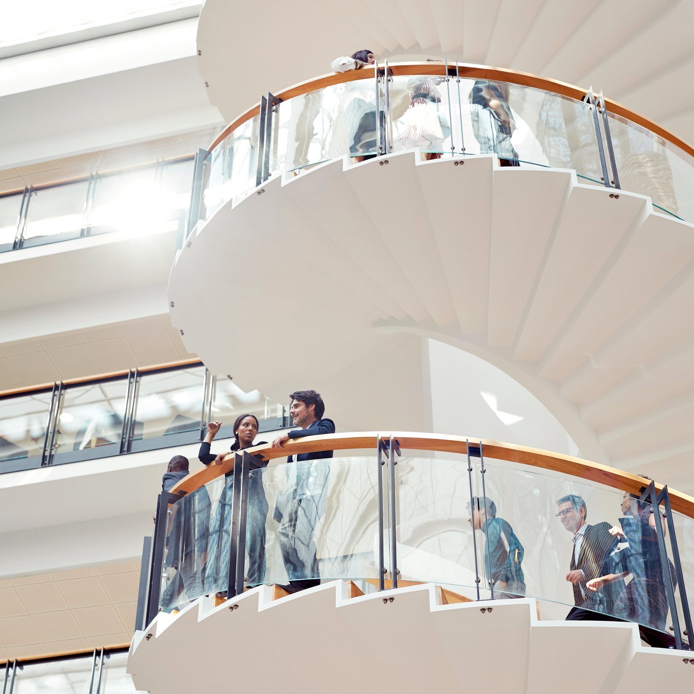 Profissionais de negócios trabalhando em escritório moderno de alto padrão.