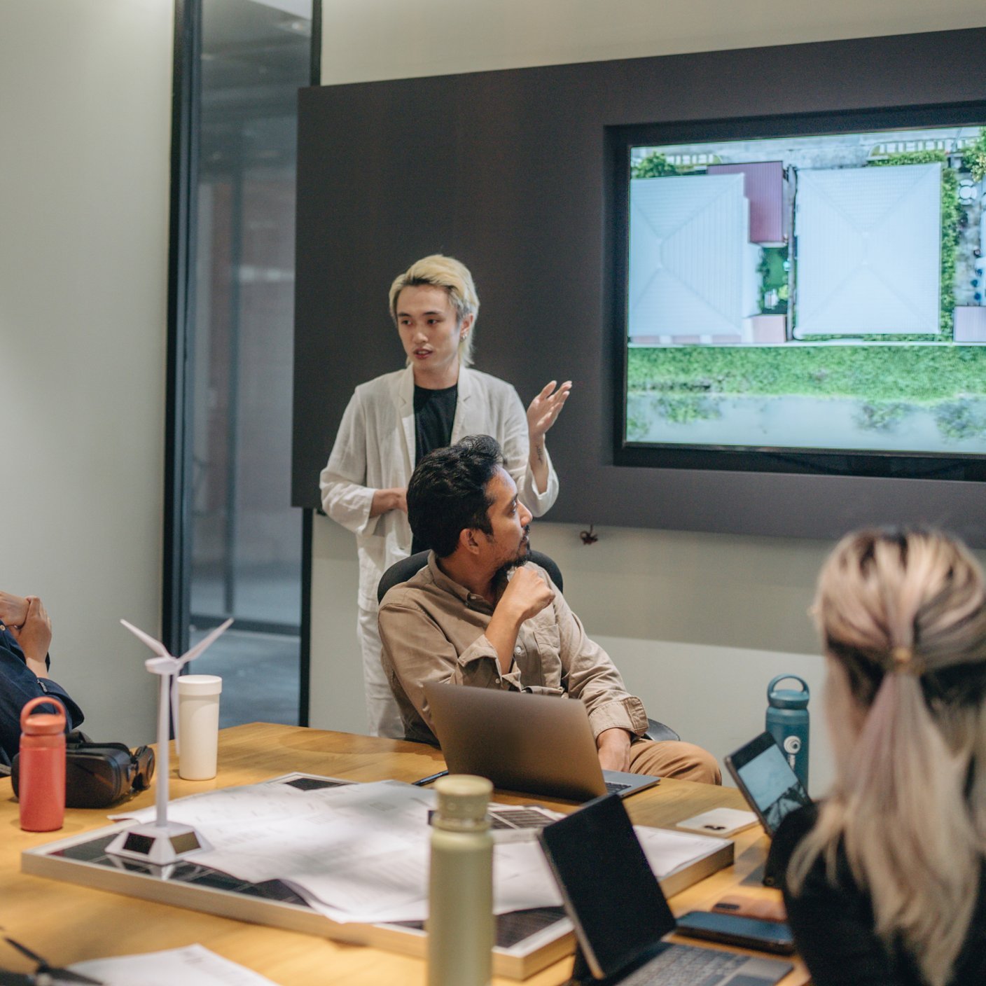 mensen op kantoor vergaderen