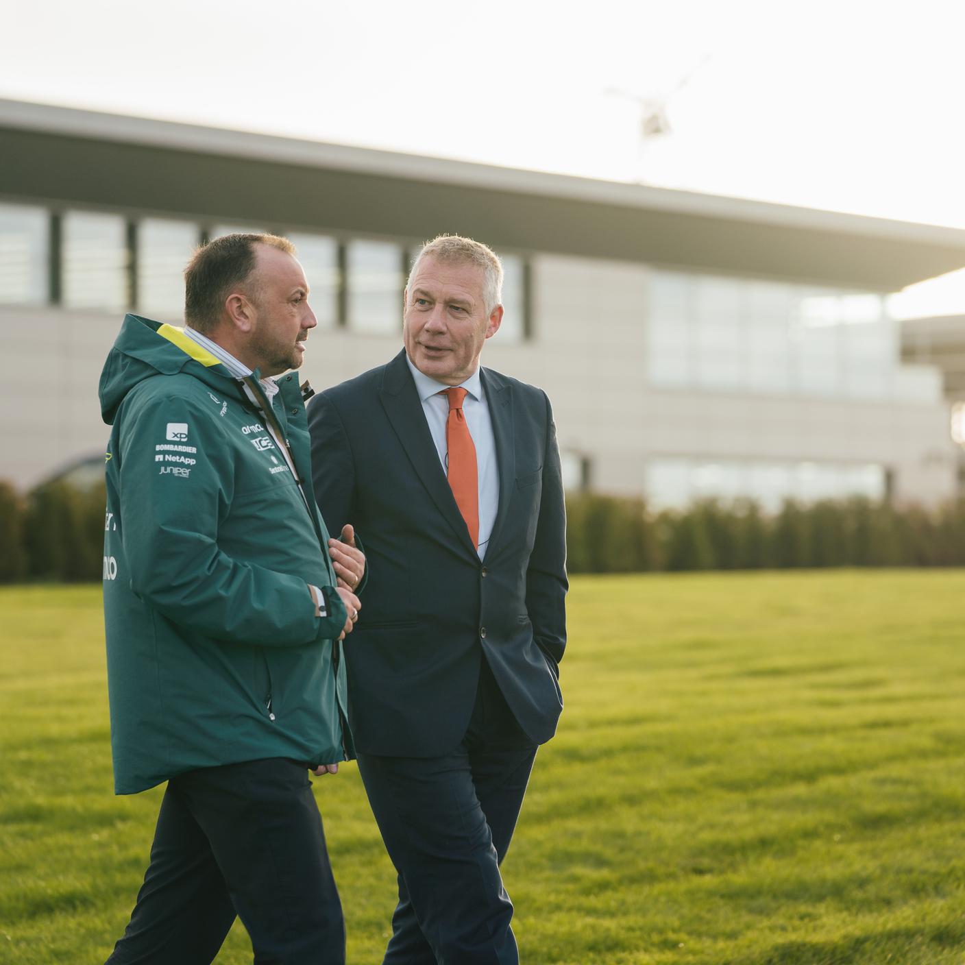 Pracownik BSI spacerujący i rozmawiający z klientem