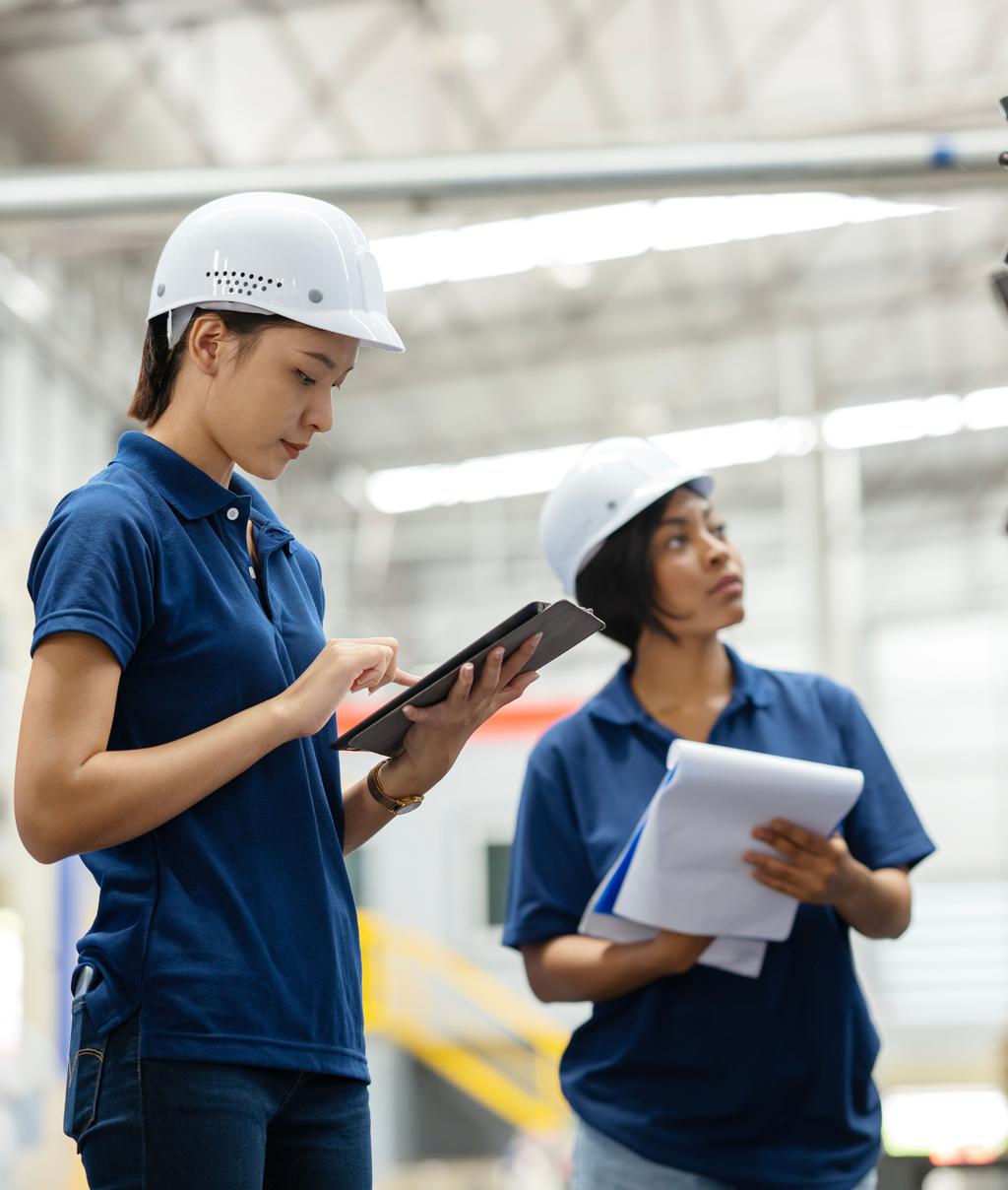 삼성과 ISO 45001 – 태블릿을 사용하는 유지보수 엔지니어