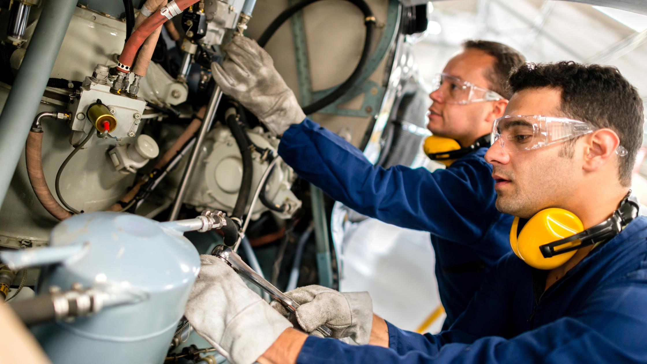 Trabajadores arreglando una tubería