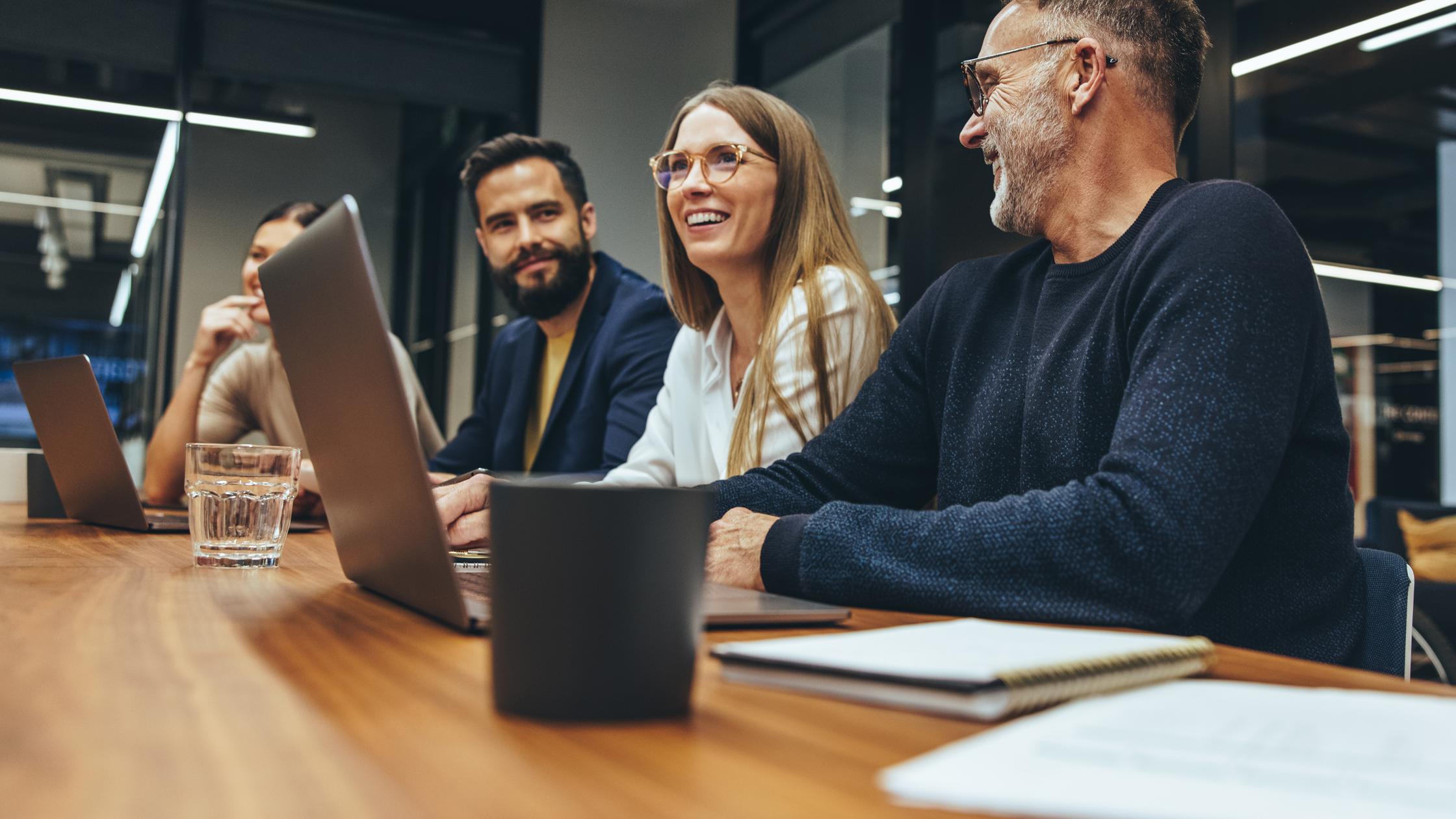 Odnosząca sukcesy grupa biznesmenów na odprawie w sali konferencyjnej.